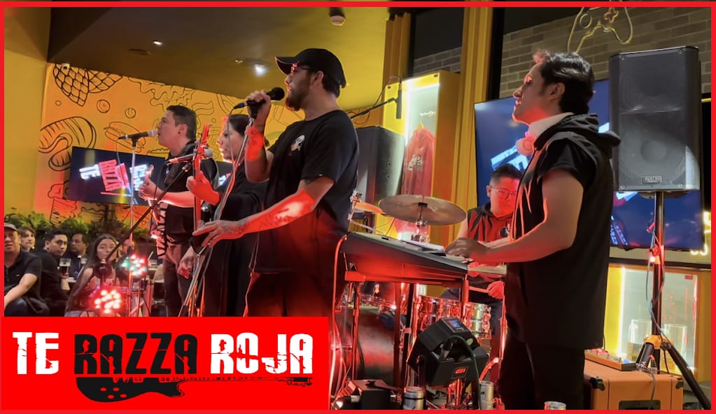 Te Razza Roja tocando en un bar de Bogotá