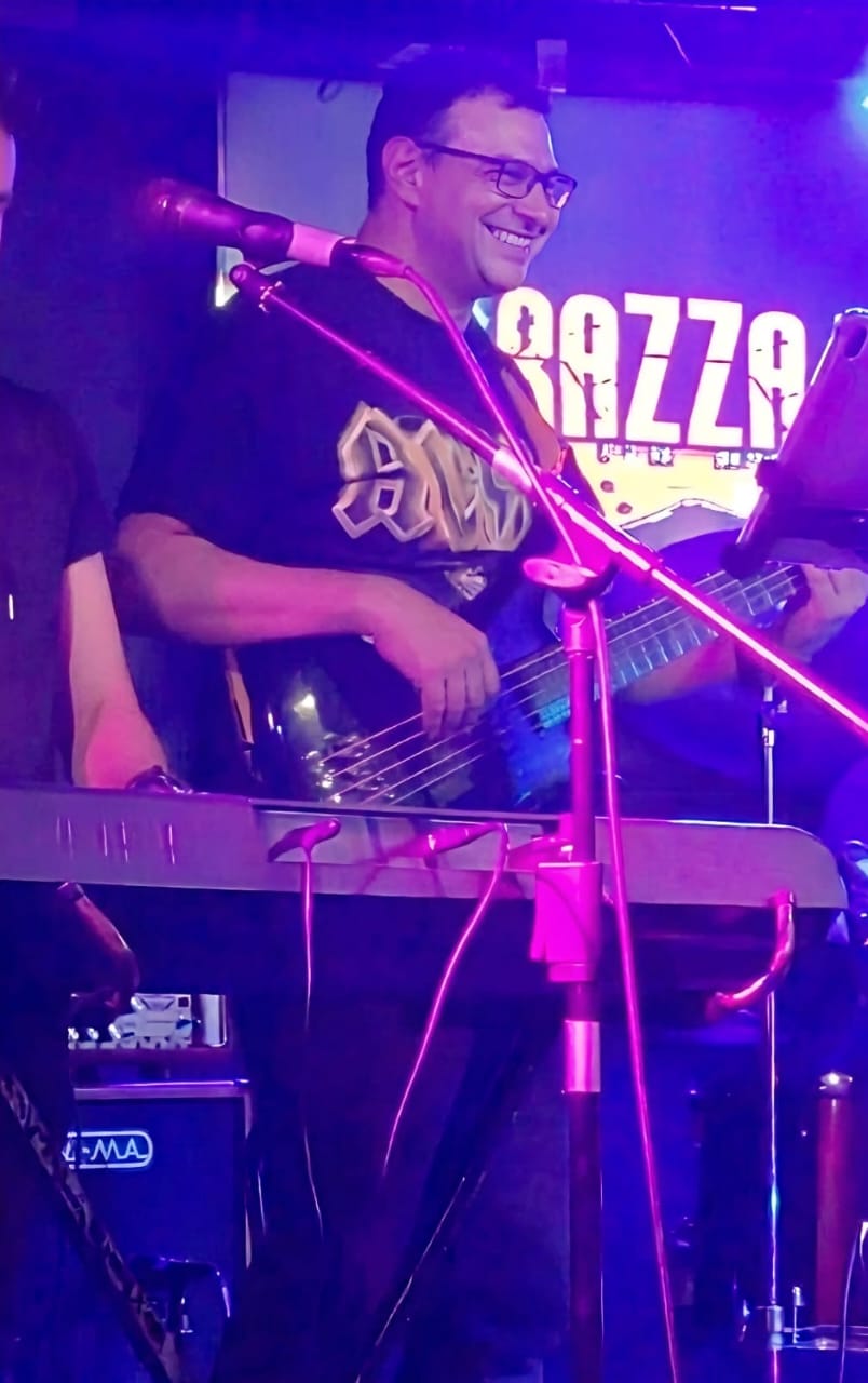 Bajista de Te Razza Roja durante el show