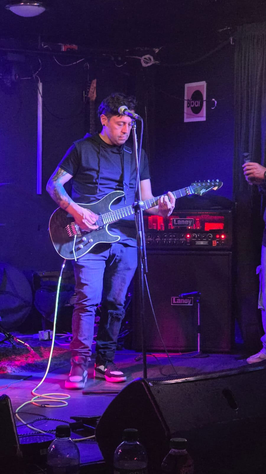 Guitarrista de Te Razza Roja en tarima