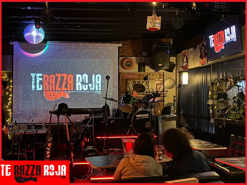 Montaje de la banda en el escenario
